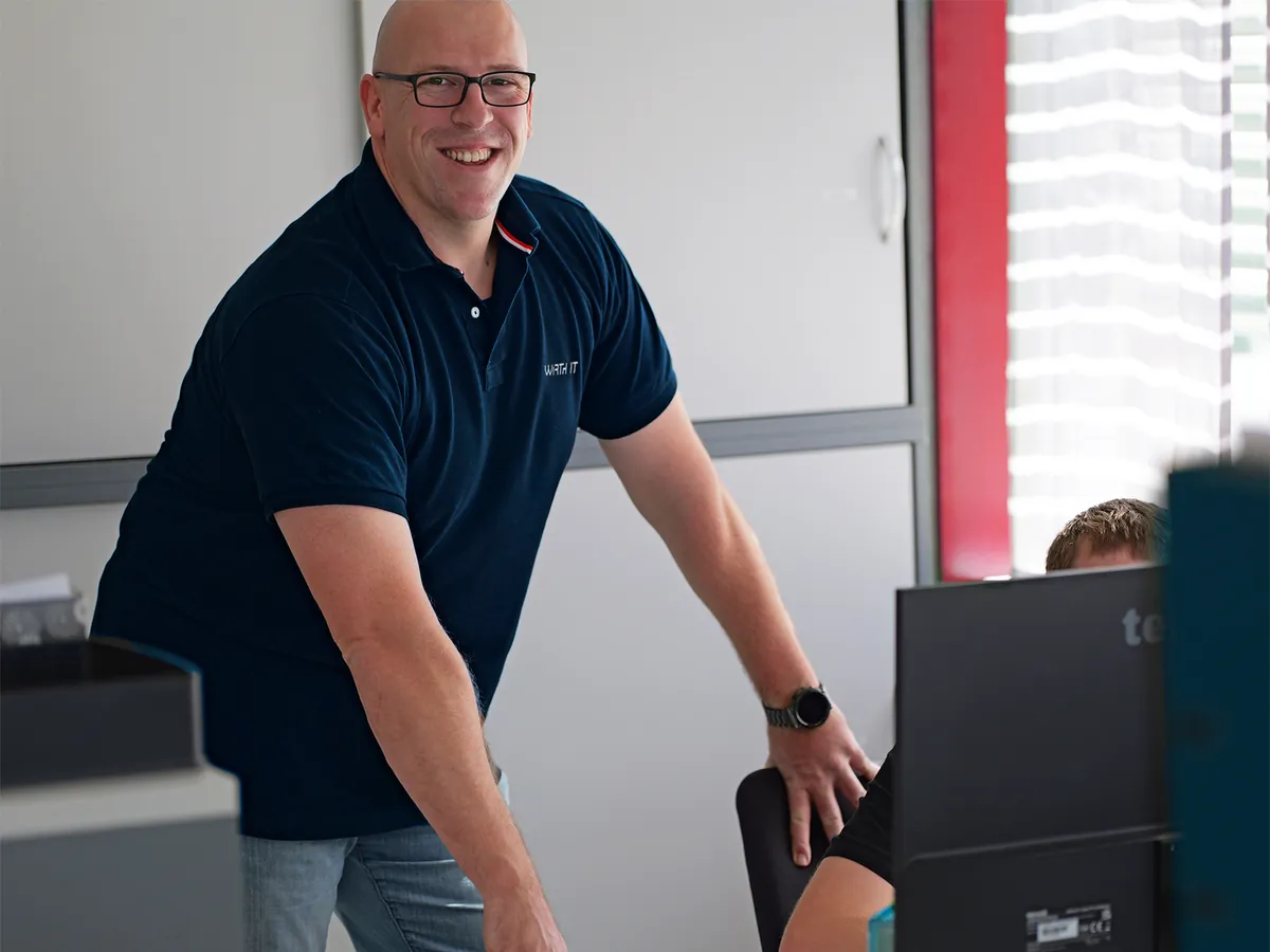 Hendrik Wirth, Inhaber von Wirth IT, beim Kunden im Büro
